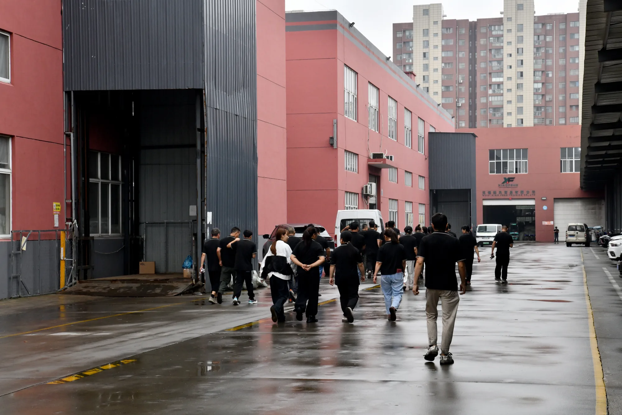 Equipe hongjueev caminhando pela base de produção