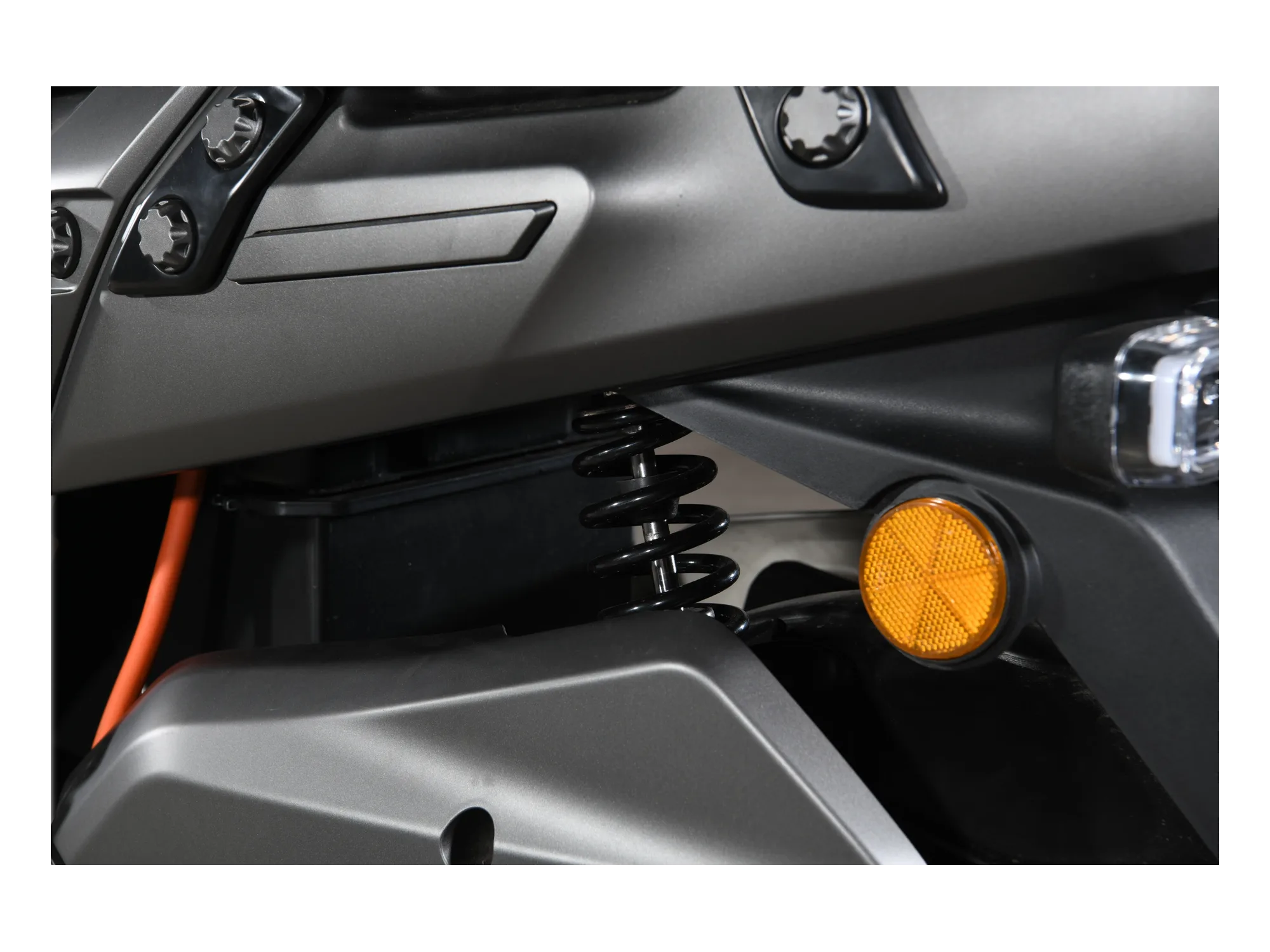 Suspension detail 05